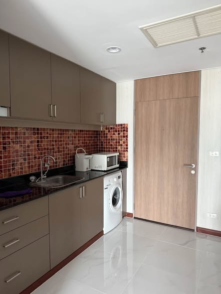 bathroom and kitchen of Noble Remix