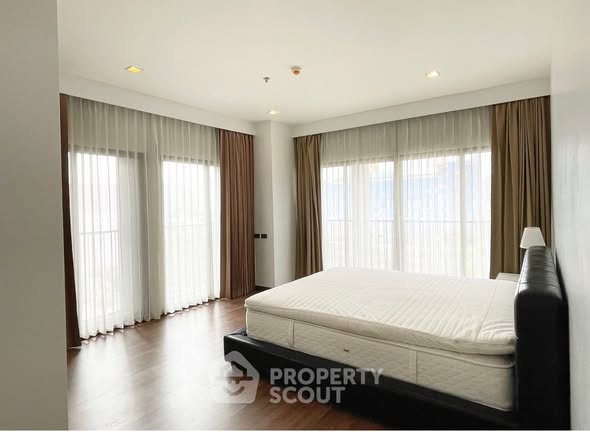 bedroom and room interior of Noble Reveal