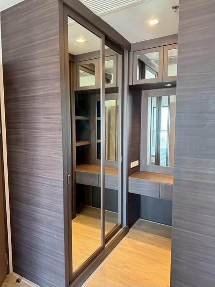 room interior of Noble Solo