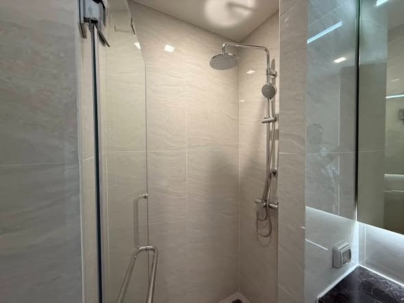 room interior and bathroom of Noble State Sukhumvit 39
