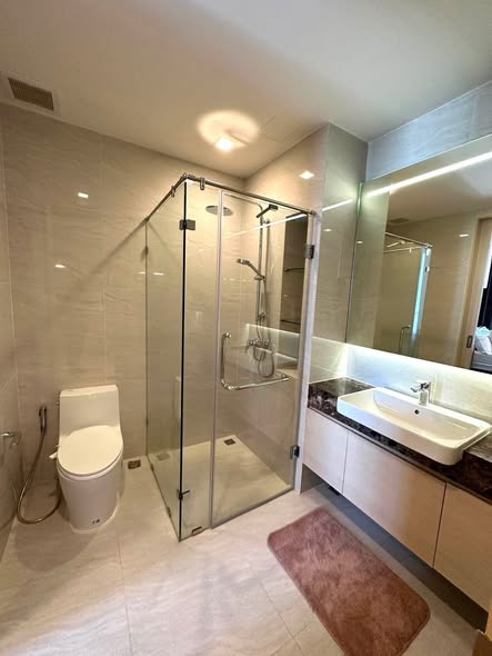 room interior and bathroom of Noble State Sukhumvit 39