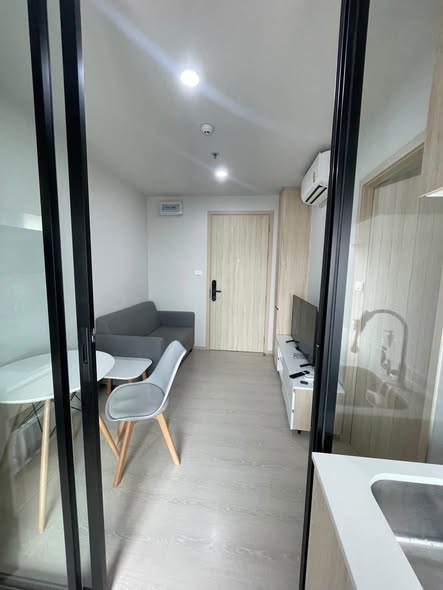 room interior and bathroom of NUE Noble Ngamwongwan (นิว โนเบิล งามวงศ์วาน)