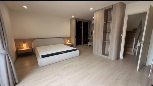 bedroom and room interior of Nue Verse Krungthep Kreetha (นิว เวิร์ส กรุงเทพกรีฑา)