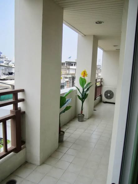 Pabhada Silom