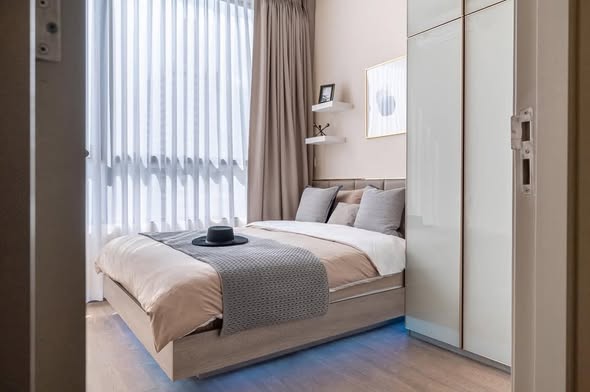 bedroom and room interior of Park​ Origin​ Phaya Thai