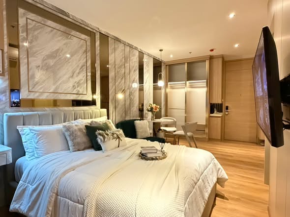 bedroom of Park Origin Phrom Phong