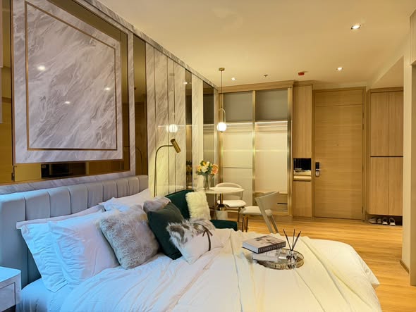 bedroom of Park Origin Phrom Phong