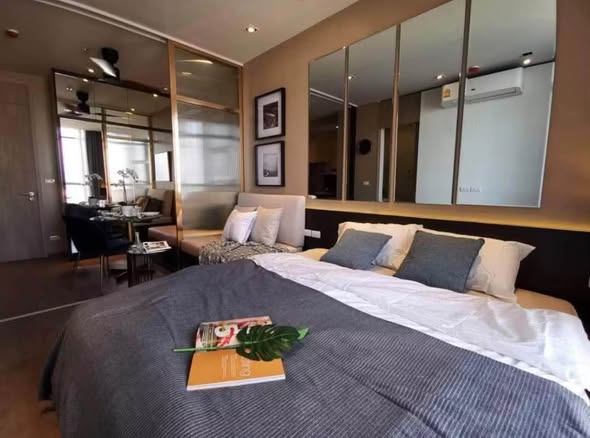 bedroom of Park Origin Phrom Phong