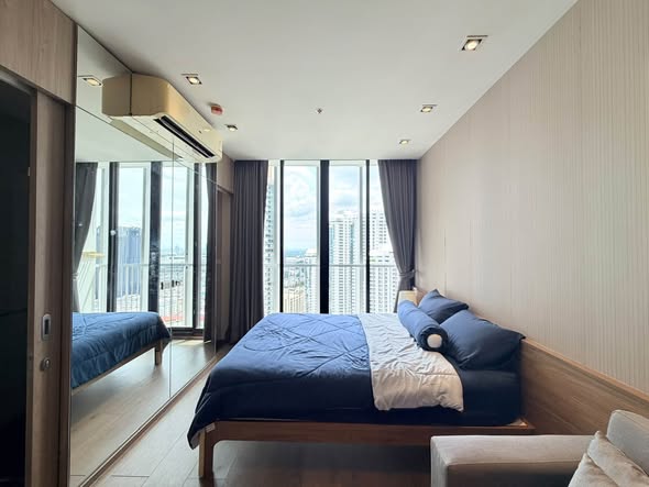 bedroom of Park Origin Phrom Phong