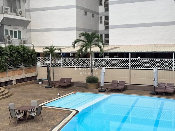 pool of Park Origin Phrom Phong