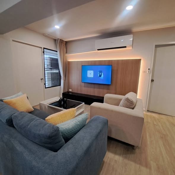 living room and bedroom of Park Thonglor Tower