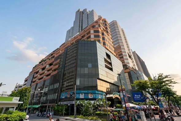 Phaholyothin Place Plaza