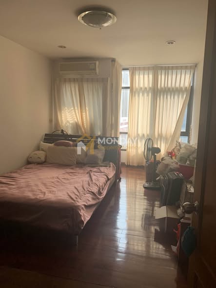 bedroom of Phaya Thai Place