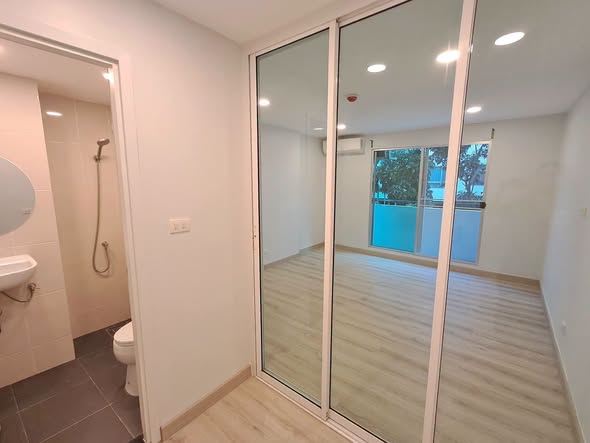 room interior and bathroom of PLUM Condo Phaholyothin 89