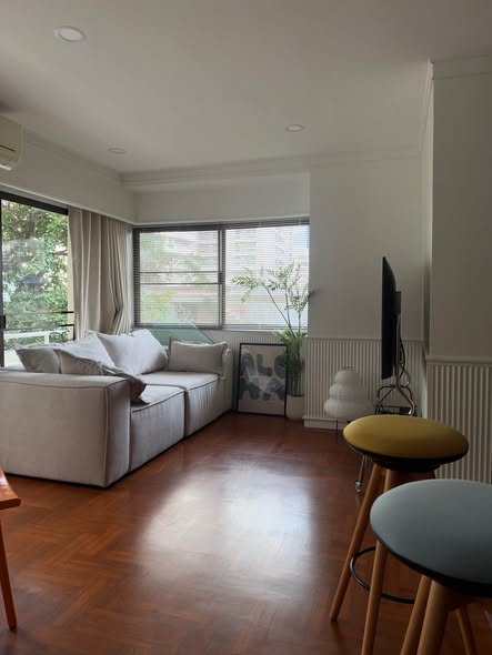 living room of Q1 Sukhumvit Condo by Q House