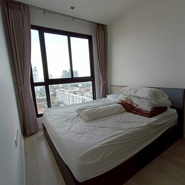 bedroom of Quinn Ratchada 17