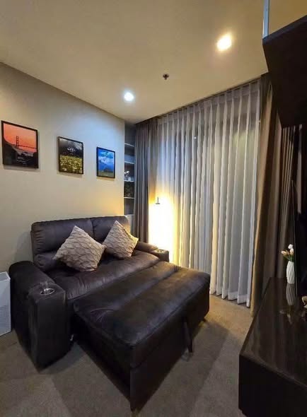 bedroom and living room of Quinn Ratchada 17