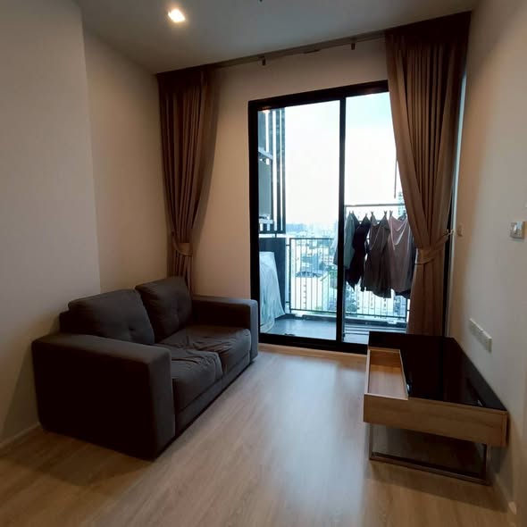 bedroom and room interior of Quinn Ratchada 17
