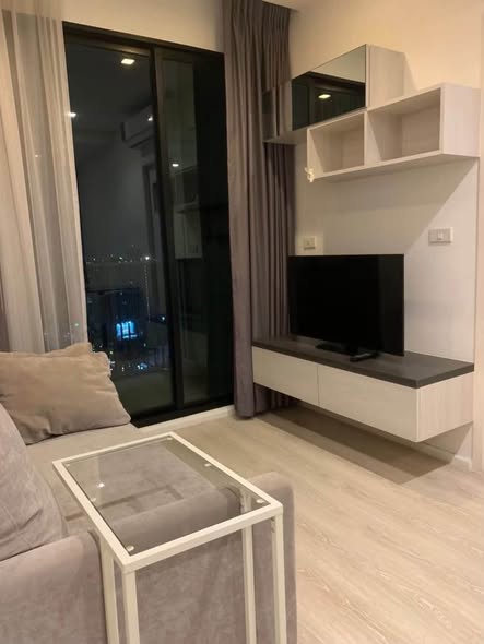 living room and room interior of Quinn Ratchada 17