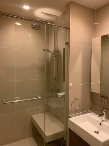 room interior and bathroom of Quinn Ratchada 17