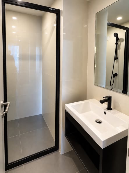 room interior and bathroom of QUINTARA MHy’GEN RATCHADA – HUAI KHWANG (ควินทารา มาย’เจน รัชดา-ห้วยขวาง)