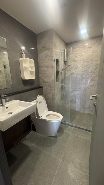 room interior and bathroom of Quintara Phume Sukhumvit 39