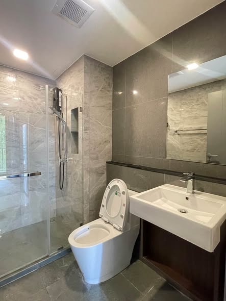 room interior and bathroom of Quintara Phume Sukhumvit 39