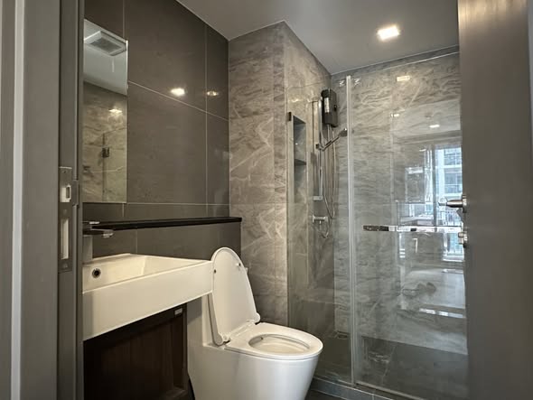 room interior and bathroom of Quintara Phume Sukhumvit 39