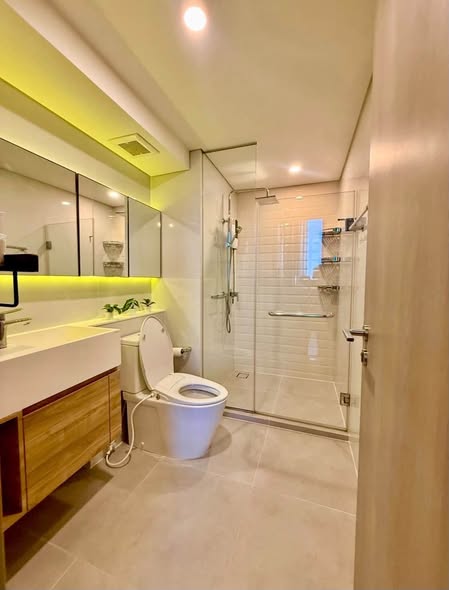 room interior and bathroom of Ramada by Wyndham Bangkok Sukhumvit 87
