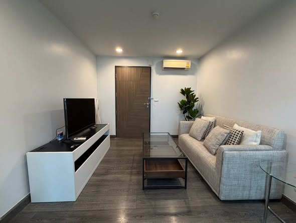 living room and room interior of Rende Sukhumvit 23