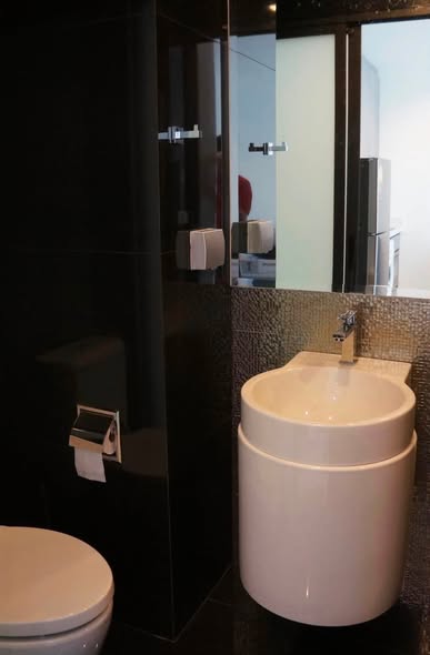 bathroom of Rhythm Sukhumvit 36-38