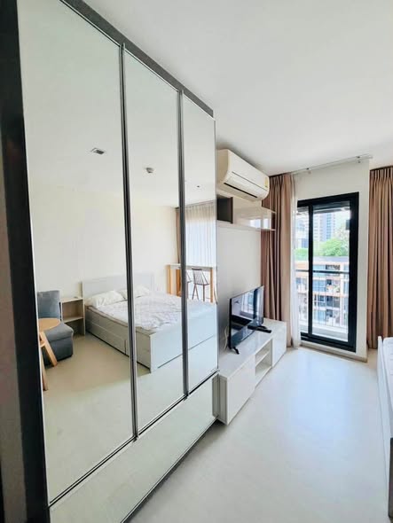 bedroom and room interior of Rhythm Sukhumvit 36-38