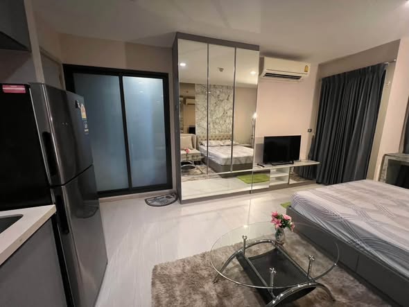 bedroom and room interior of Rhythm Sukhumvit 36-38