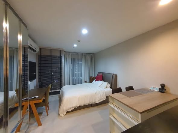 bedroom and room interior of Rhythm Sukhumvit 36-38
