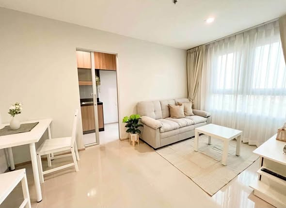 living room and bedroom of Rich Park Chao Phraya