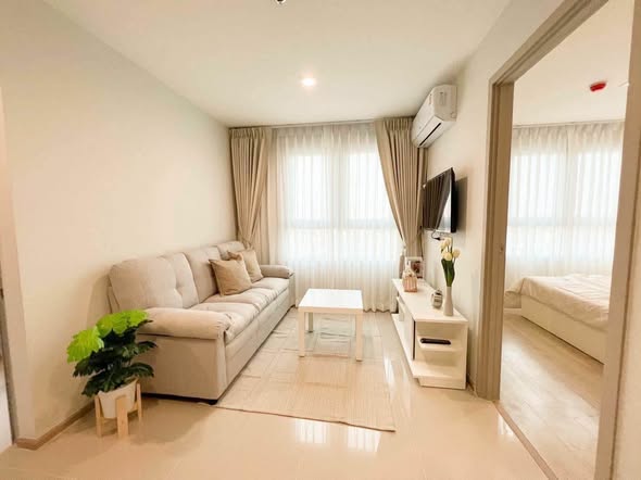 living room and bedroom of Rich Park Chao Phraya