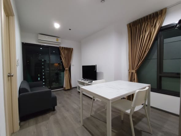 bedroom of Rich Park Triple Station