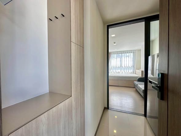 room interior and bathroom of เดอะมูฟ ประดิพัทธ์