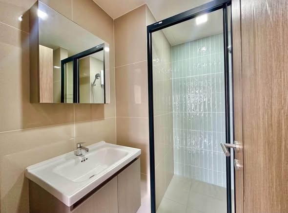 room interior and bathroom of เดอะมูฟ ประดิพัทธ์