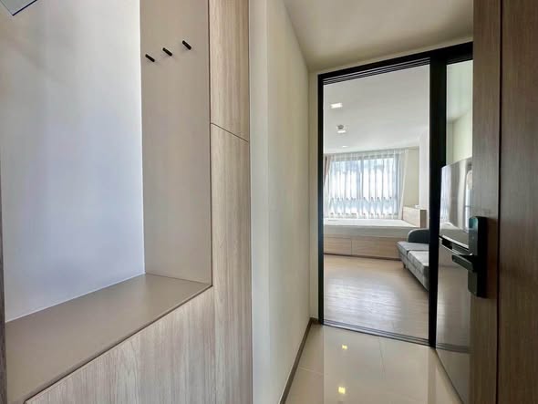 room interior and bathroom of เดอะมูฟ ประดิพัทธ์