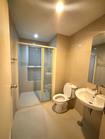 bathroom of S&S Sukhumvit Condominium