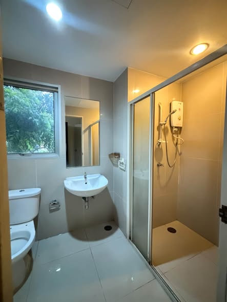 room interior and bathroom of S&S Sukhumvit Condominium