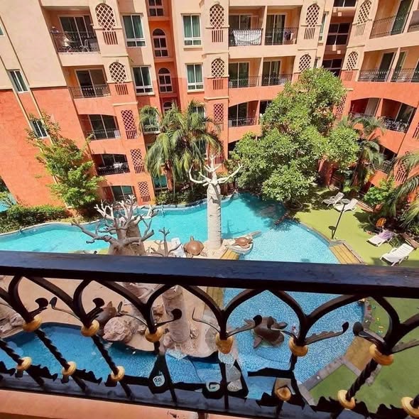 pool of Seven Seas Condo Resort Jomtien