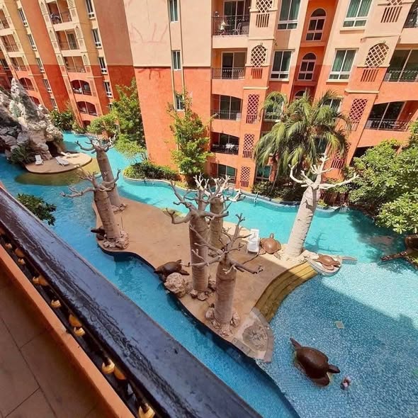 pool of Seven Seas Condo Resort Jomtien