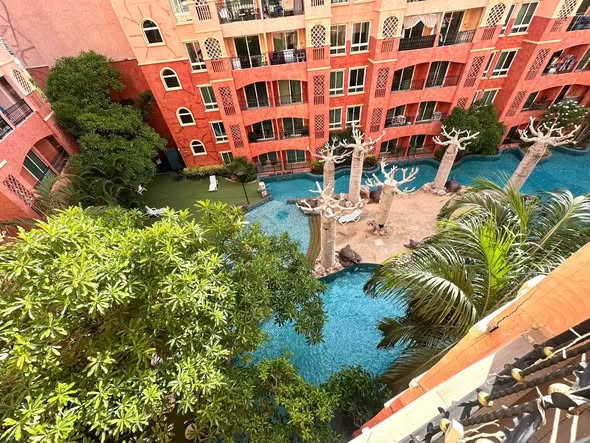 pool of Seven Seas Condo Resort Jomtien