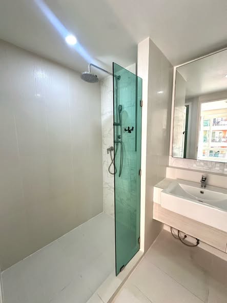 room interior and bathroom of Seven Seas Condo Resort Jomtien