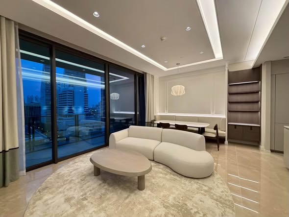 bedroom and living room of Sindhorn Residence