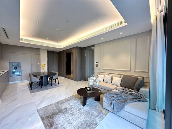 living room and bedroom of Sindhorn Tonson