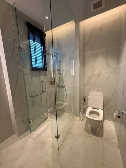 room interior and bathroom of SIRANINN RESIDENCES | ศิรนินทร์ เรสซิเดนเซส