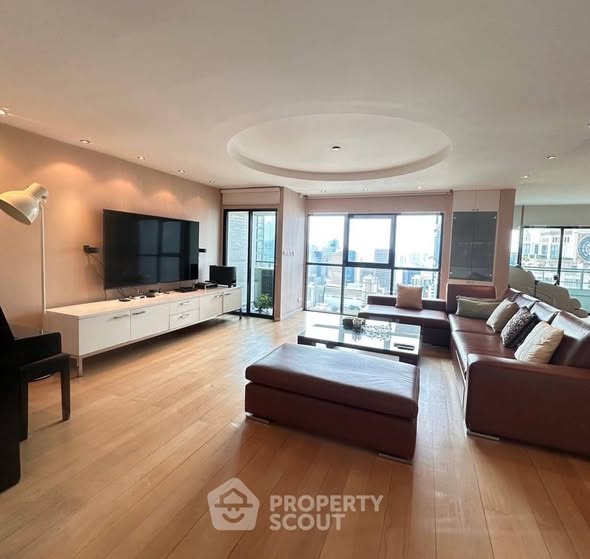 living room of SiS at Sathorn, St Louis